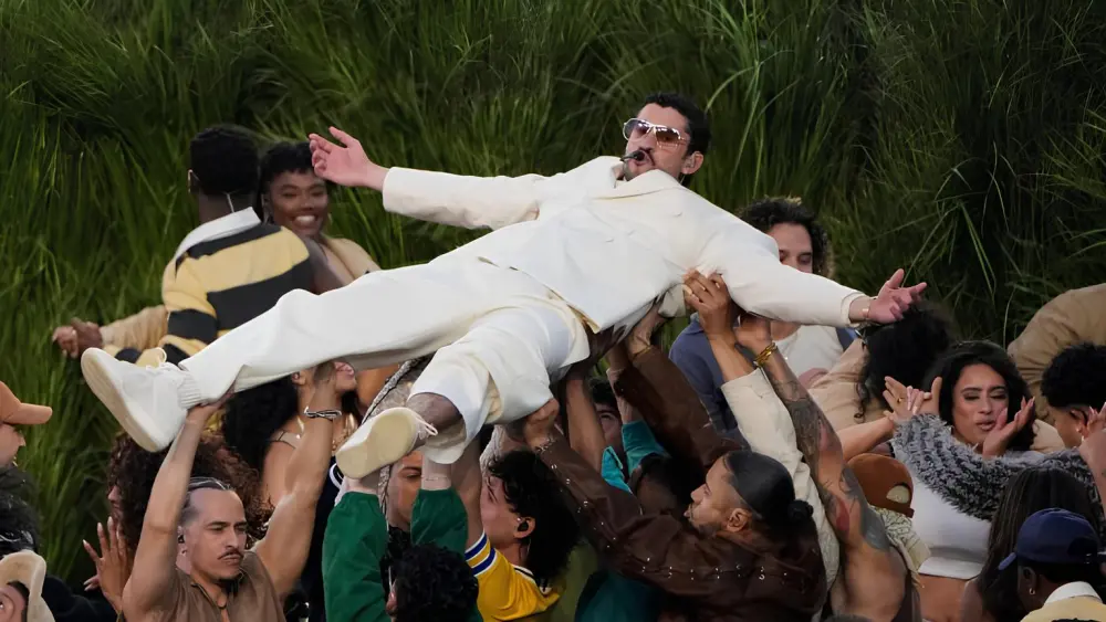 Descubra rolling stone atualiza ranking e elege bad bunny como o 2º melhor show do super bowl da história