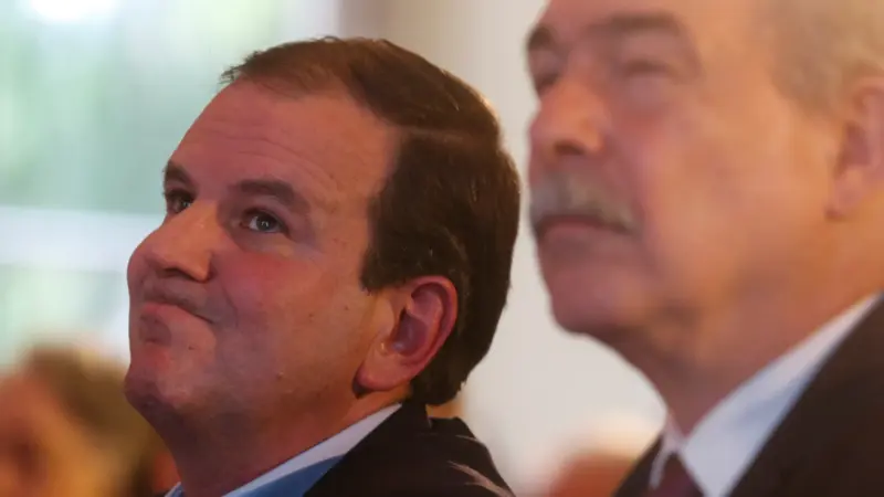Escolha de candidato ligado à família Bolsonaro para o governo do RJ provoca reação em núcleos de Paes e Lula