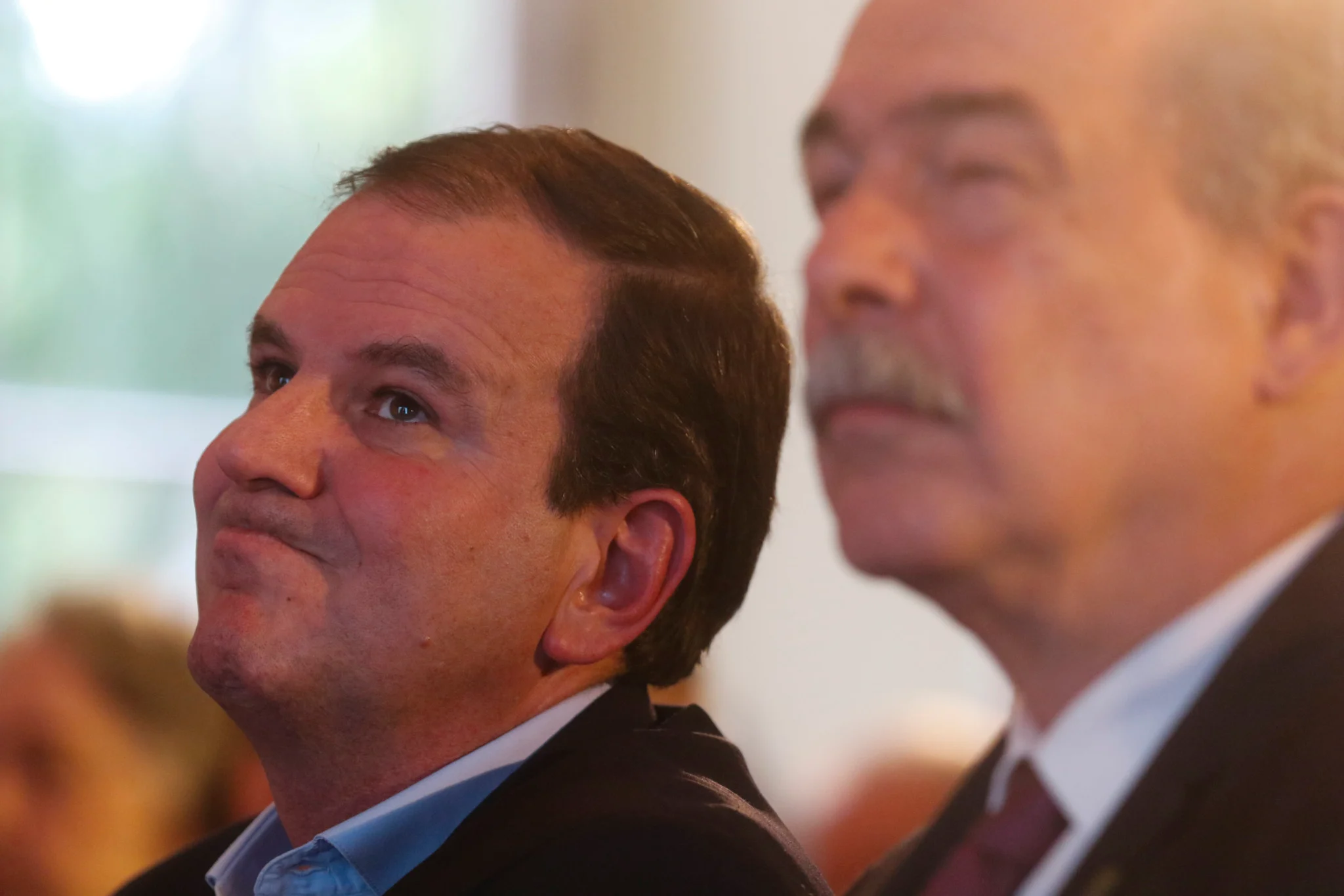 Escolha de candidato ligado à família Bolsonaro para o governo do RJ provoca reação em núcleos de Paes e Lula