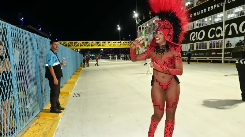 IZA volta à Sapucaí como “cobra” e emociona como rainha da Imperatriz Leopoldinense