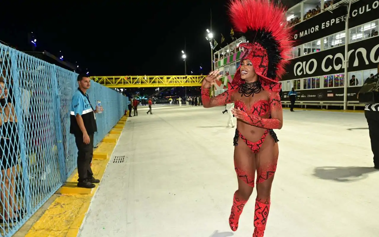 IZA volta à Sapucaí como “cobra” e emociona como rainha da Imperatriz Leopoldinense