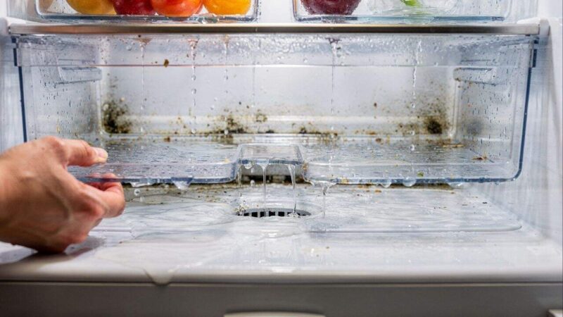 Para que serve o pequeno orifício na parte inferior da geladeira?