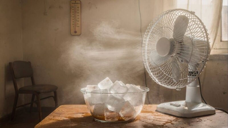 Gambiarra com gelo e ventilador falha em resfriar ambiente e pode aumentar umidade