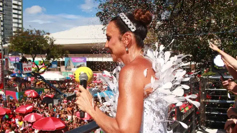 Daniela Mercury sobe ao trio de Ivete Sangalo em Salvador e provoca risos com comentário sobre “Vampirinhas”