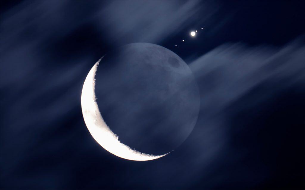 Lua se aproxima de Júpiter em conjunção visível esta noite