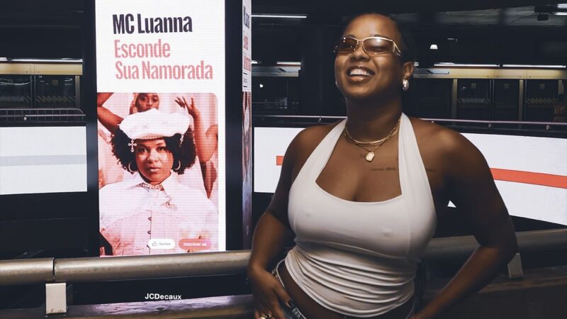 MC Luanna tem imagens exibidas em telões do metrô de São Paulo em ação do YouTube