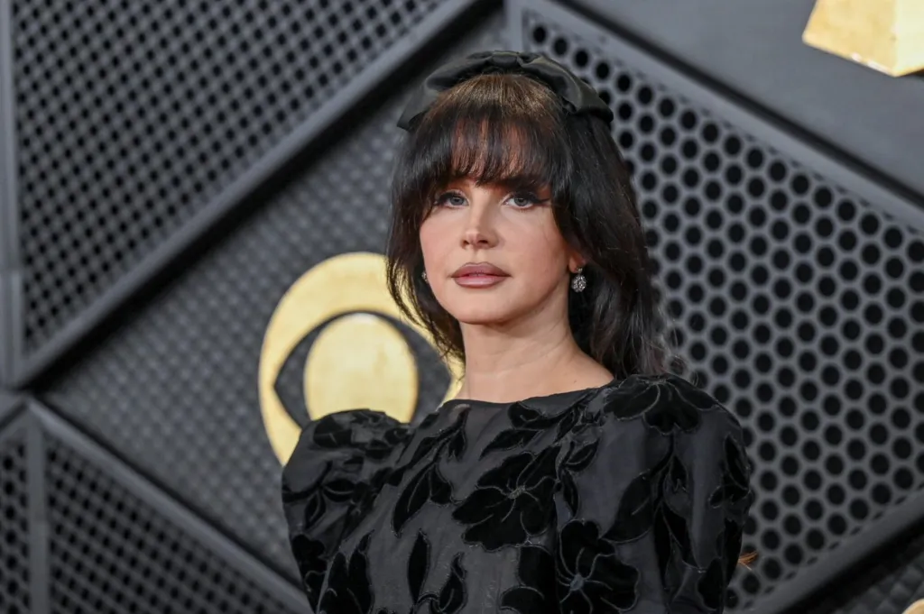 Lana Del Rey revela data de lançamento de novo single e cita marido como coautor