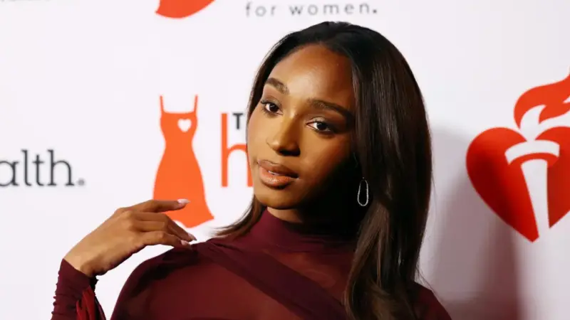 Normani é destaque da edição de biquíni da Sports Illustrated ao lado de WAGs da NFL
