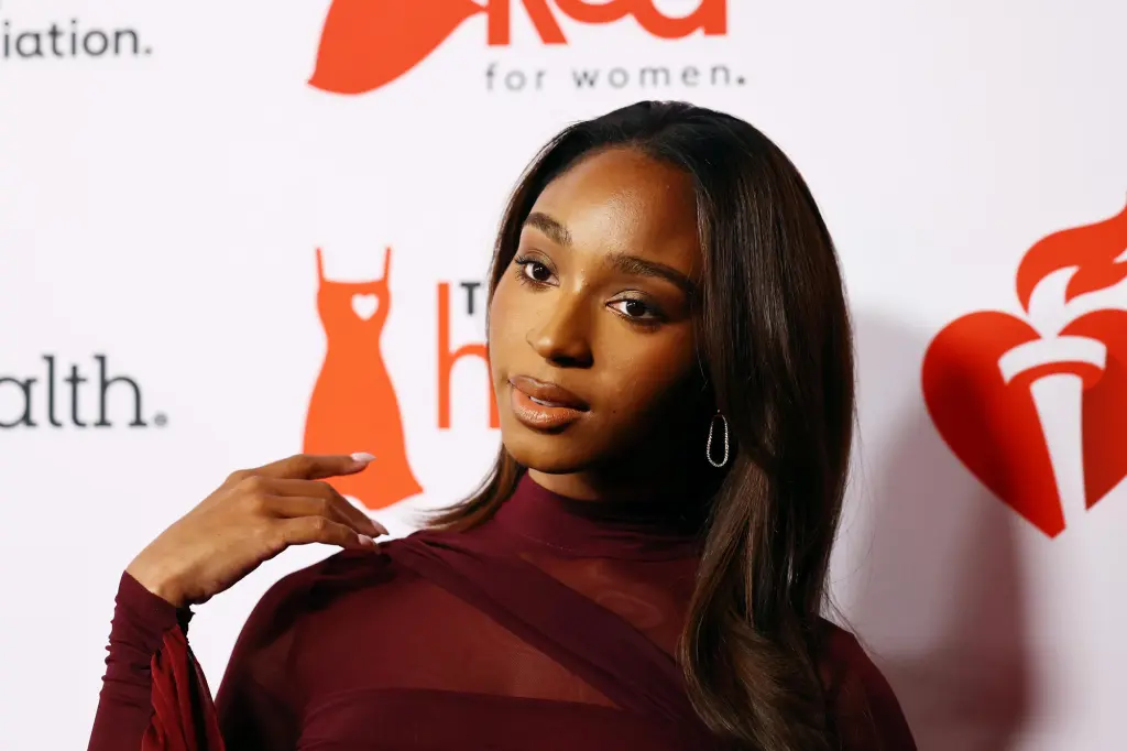 Normani é destaque da edição de biquíni da Sports Illustrated ao lado de WAGs da NFL