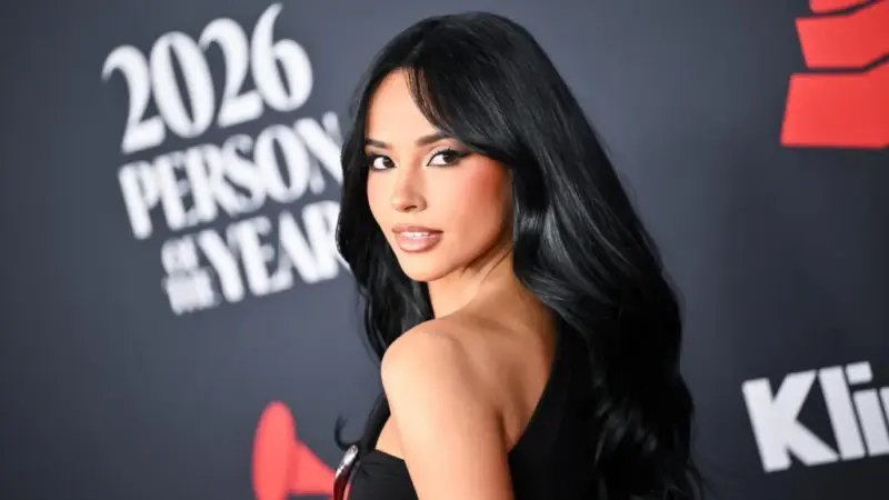Becky G protesta contra ICE no tapete vermelho do MusiCares Person of the Year 2026