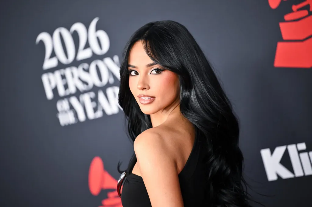 Becky G protesta contra ICE no tapete vermelho do MusiCares Person of the Year 2026
