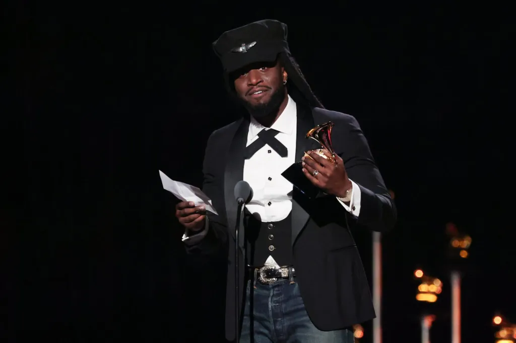 Shaboozey se retrata após fala sobre imigrantes nos Grammys e reconhece contribuição de negros na construção dos EUA