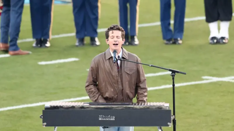 Charlie Puth presta homenagem a Whitney Houston ao cantar o Hino Nacional no Super Bowl