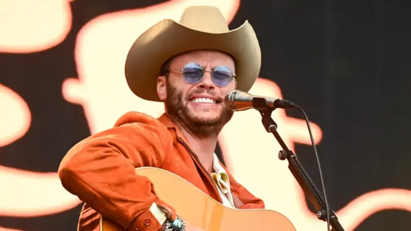 Charley Crockett manifesta apoio a Bad Bunny e faz duras críticas a Trump, Musk e Thiel