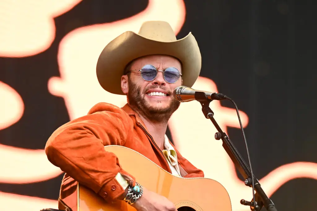 Charley Crockett manifesta apoio a Bad Bunny e faz duras críticas a Trump, Musk e Thiel