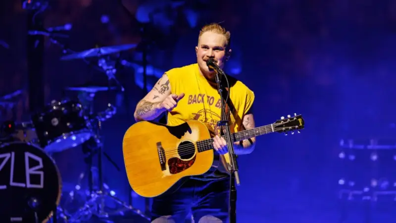 Zach Bryan e Kacey Musgraves alfinetam Kid Rock após show alternativo no Super Bowl