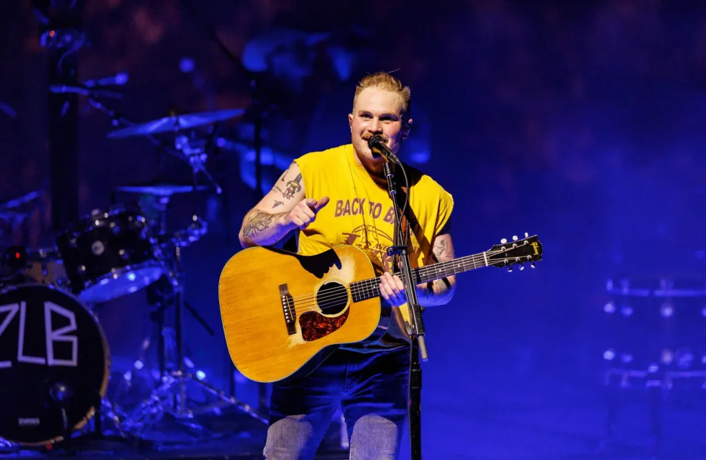 Zach Bryan e Kacey Musgraves alfinetam Kid Rock após show alternativo no Super Bowl