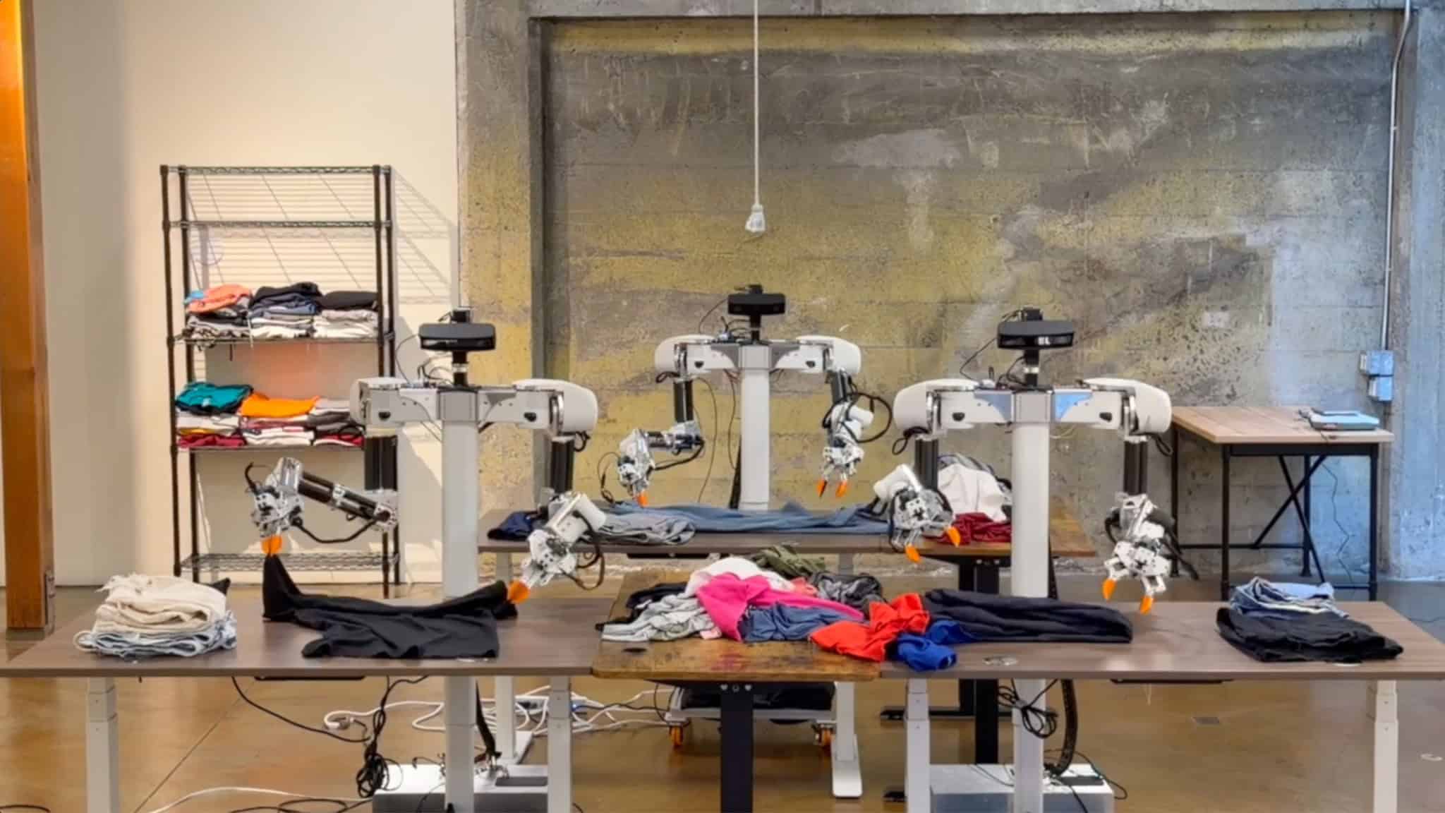 Robô doméstico Isaac 0 chega ao mercado por US$ 7.999 para dobrar roupas