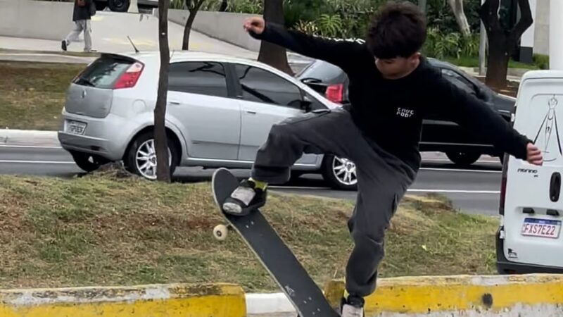 Manobra exigente de Heitor marca sessão de skate nas ruas de São Paulo