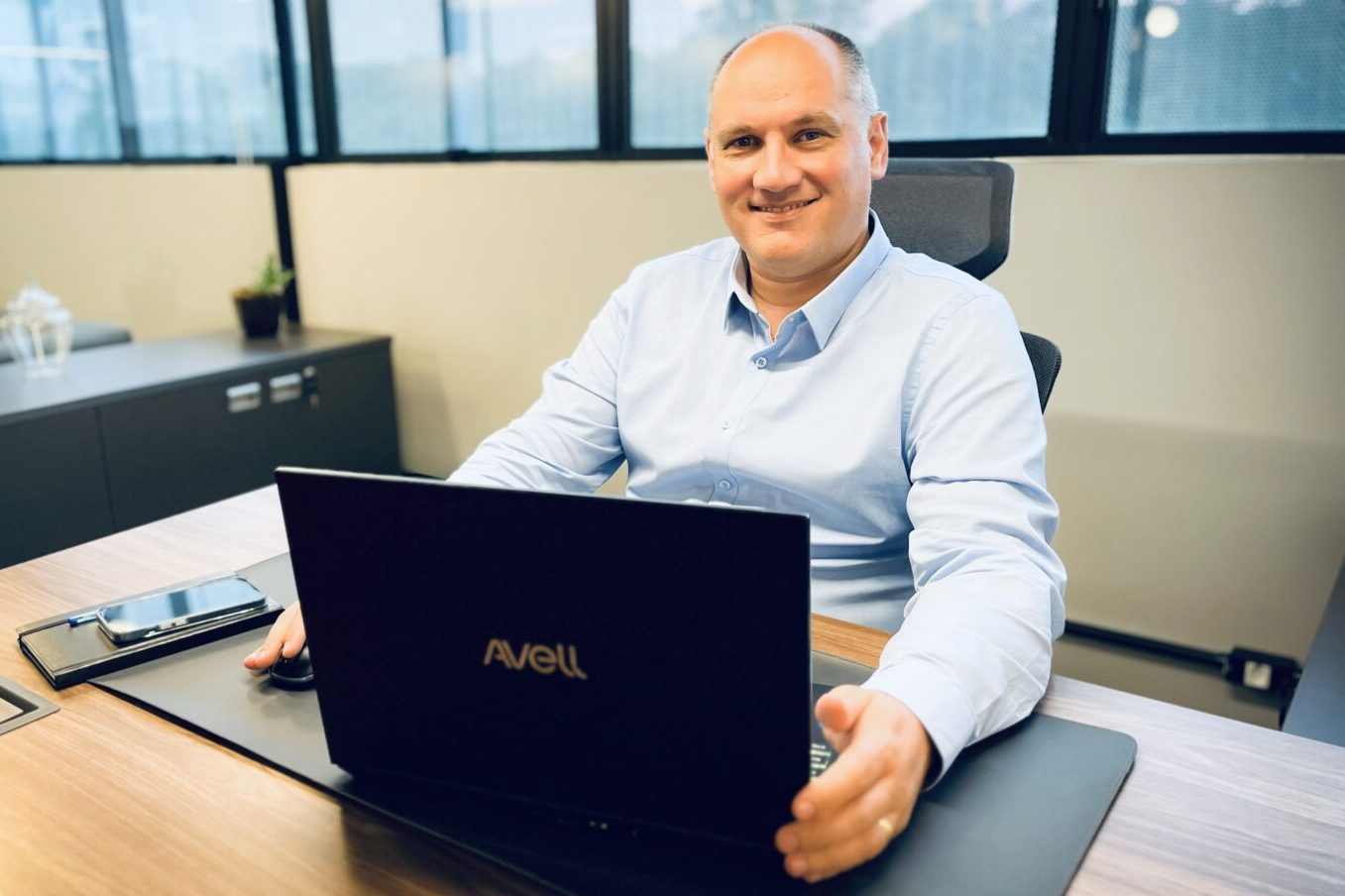 Avell encerra 2025 com faturamento recorde e mira vácuo do mercado premium