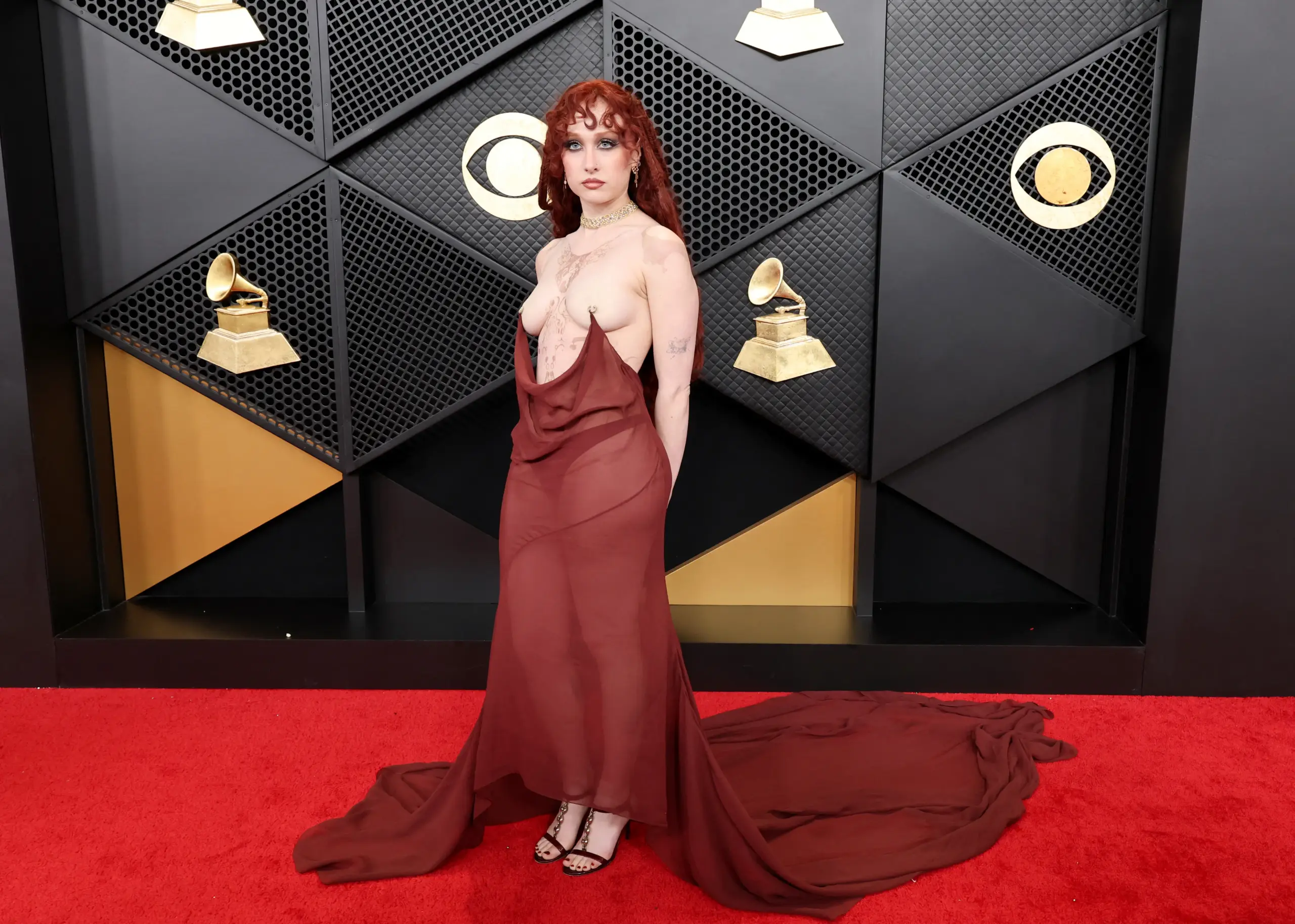 Chappell Roan impressiona no Grammy 2026 com vestido transparente