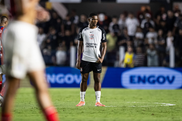 Dorival Júnior elogia evolução de André Luiz e projeta consolidação no Corinthians