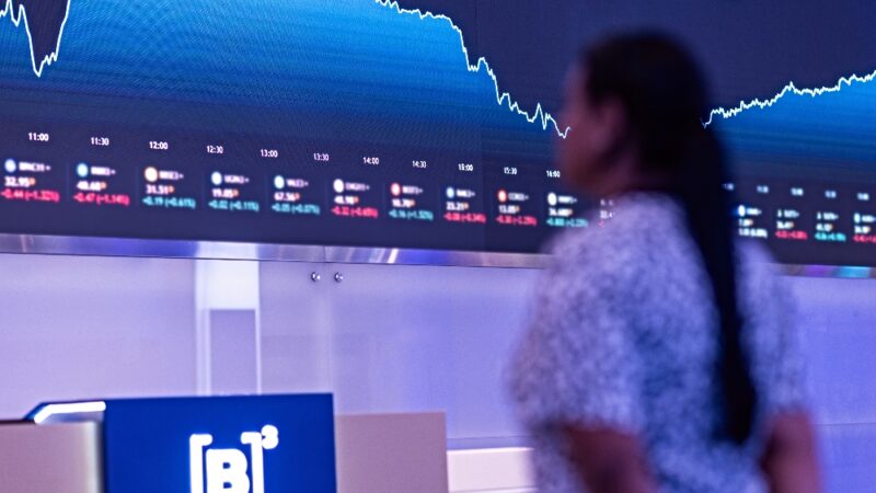 Selic a 15% faz investidores reverem riscos e colocam renda fixa em destaque