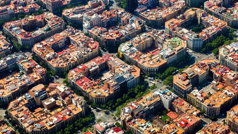 Barcelona aumenta taxa turística e estabelece tarifa de até 15 euros por noite