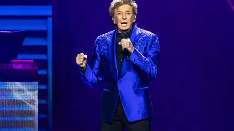 Barry Manilow adia residência em Las Vegas após cirurgia para tratar câncer