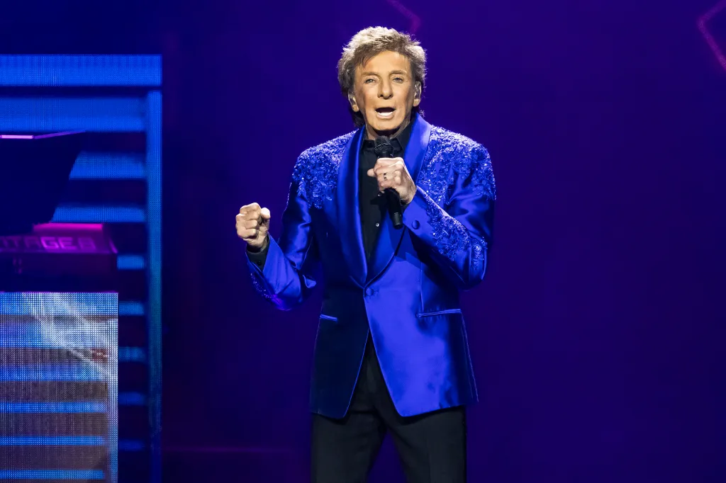 Barry Manilow adia residência em Las Vegas após cirurgia para tratar câncer