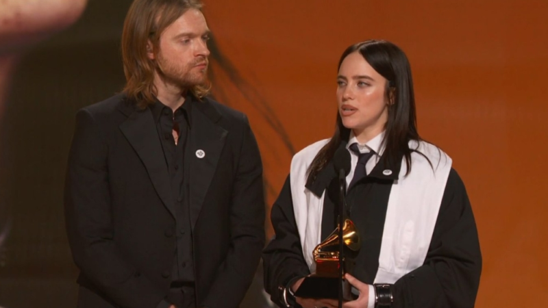 Finneas defende irmã após críticas ao discurso político de Billie Eilish no Grammy