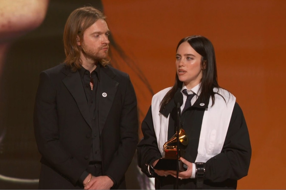 Finneas defende irmã após críticas ao discurso político de Billie Eilish no Grammy
