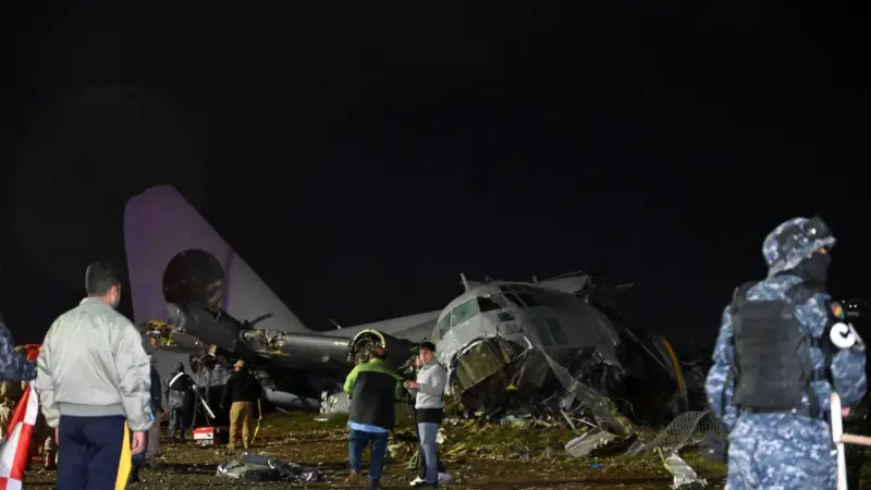 Avião militar de carga Hércules cai na Bolívia e mata ao menos 15 pessoas