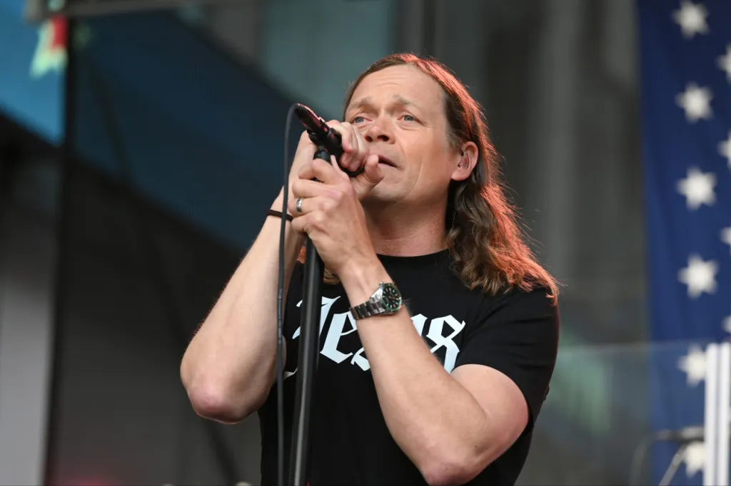 Brad Arnold, vocalista do 3 Doors Down, morre aos 47 anos após luta contra câncer