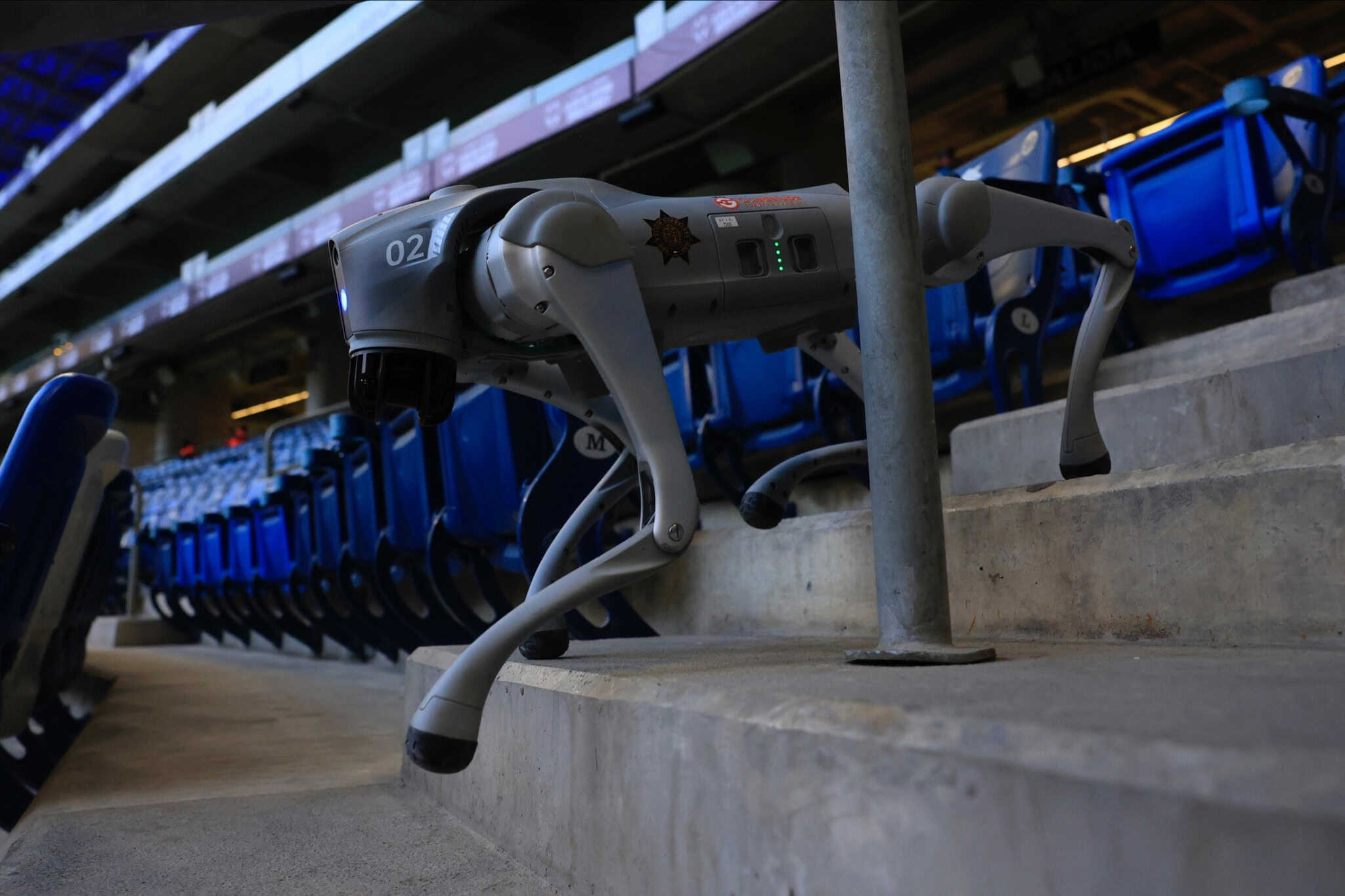 Prefeitura de Guadalupe usa quatro cães-robôs para reforçar segurança no Estádio BBVA durante a Copa