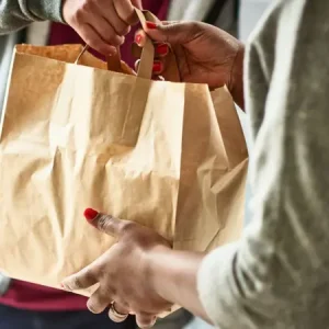 Apps que vendem “sacolas surpresa” de alimentos próximos ao vencimento viram mercado bilionário