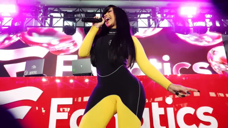 Cardi B elogia Bad Bunny e diz estar orgulhosa antes do show de intervalo do Super Bowl