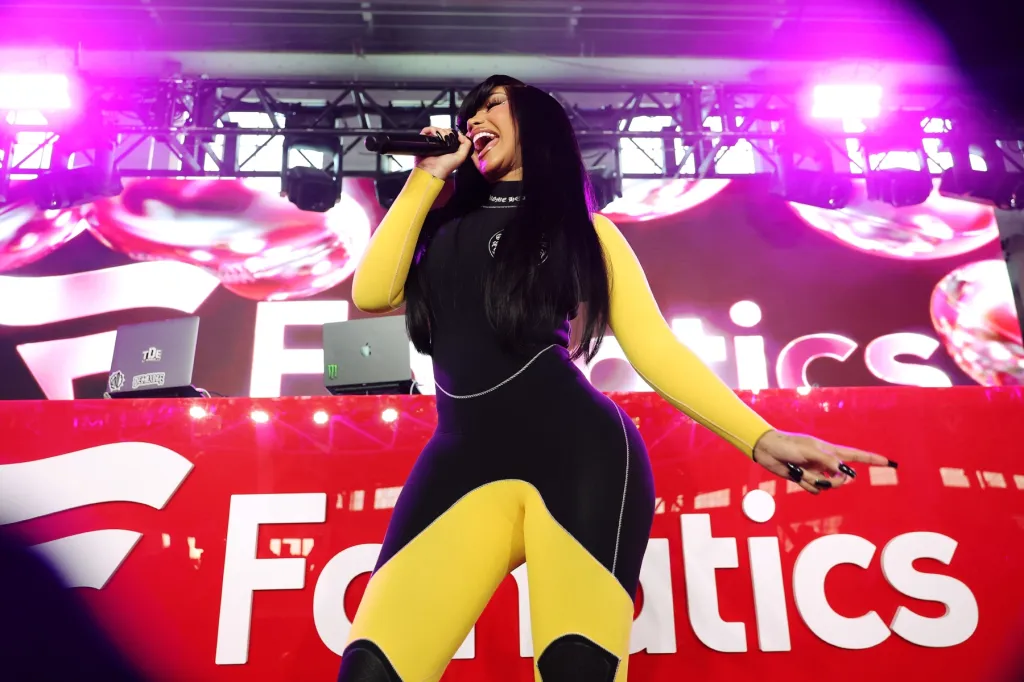 Cardi B elogia Bad Bunny e diz estar orgulhosa antes do show de intervalo do Super Bowl