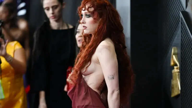 Chappell Roan ri da repercussão de seu look transparente no Grammy