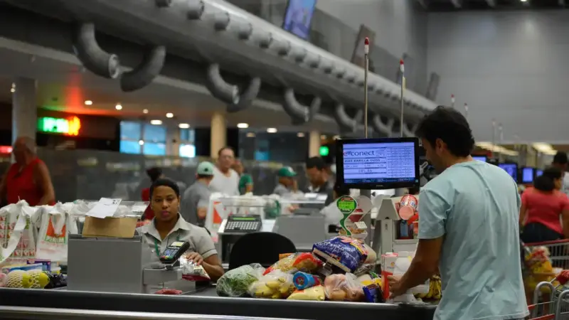 Governo prorroga por 90 dias entrada em vigor de regra sobre trabalho em feriados no comércio