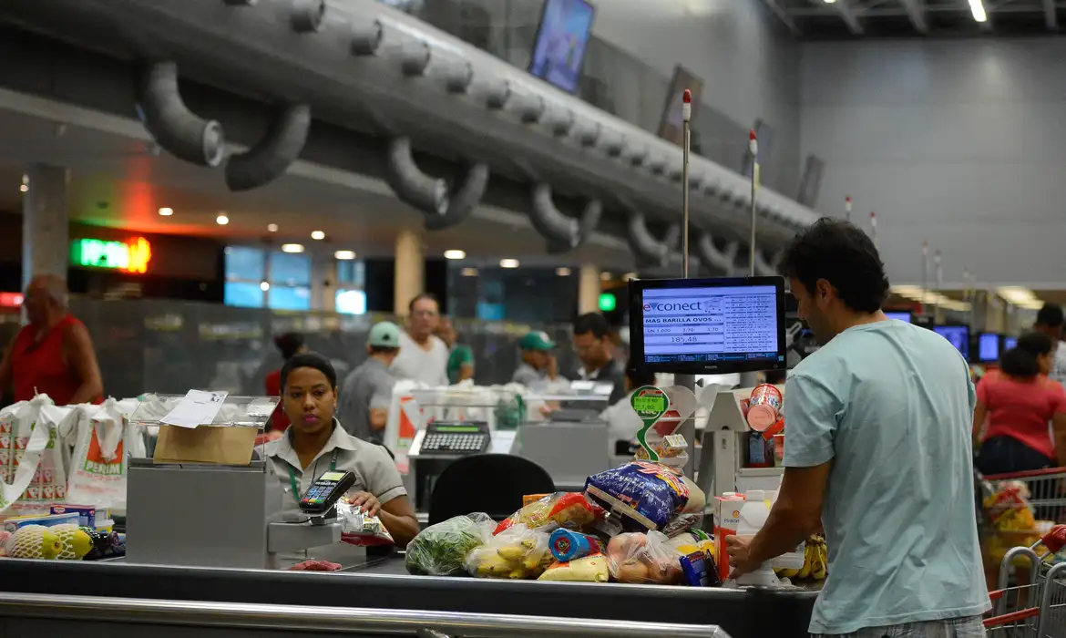 Governo prorroga por 90 dias entrada em vigor de regra sobre trabalho em feriados no comércio