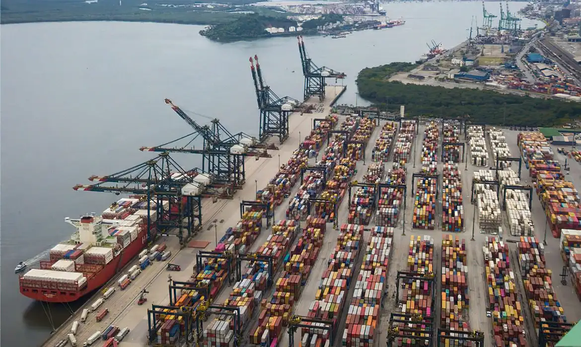 Novas tarifas dos EUA isentam 46% das exportações brasileiras, diz Mdic