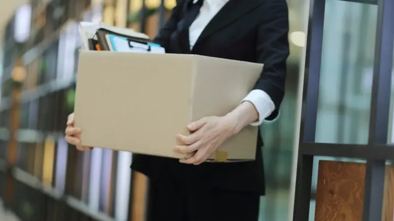 Adoção de IA acelera demissões globais e aumenta pressão sobre o mercado de trabalho