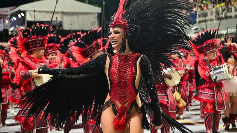 Lexa leva efeito de “magia” ao Anhembi e recebe beijo do marido durante desfile
