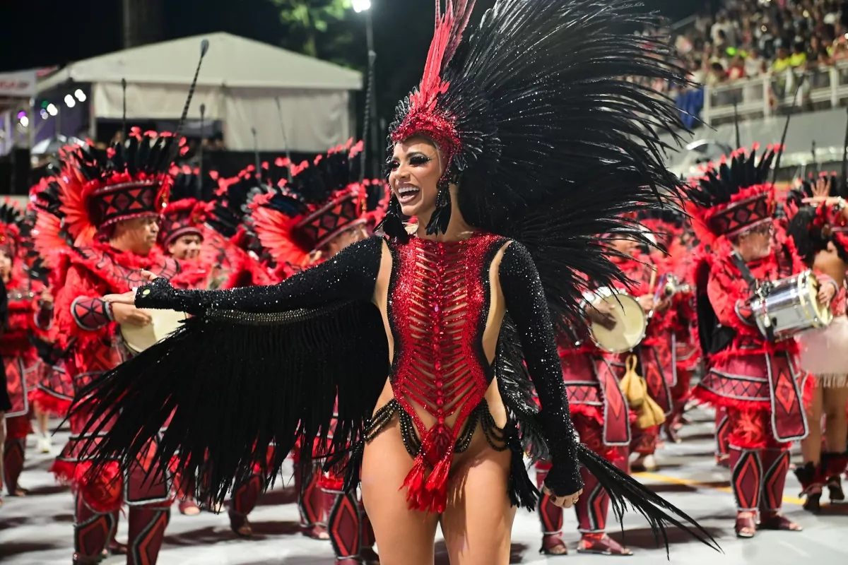 Lexa leva efeito de “magia” ao Anhembi e recebe beijo do marido durante desfile