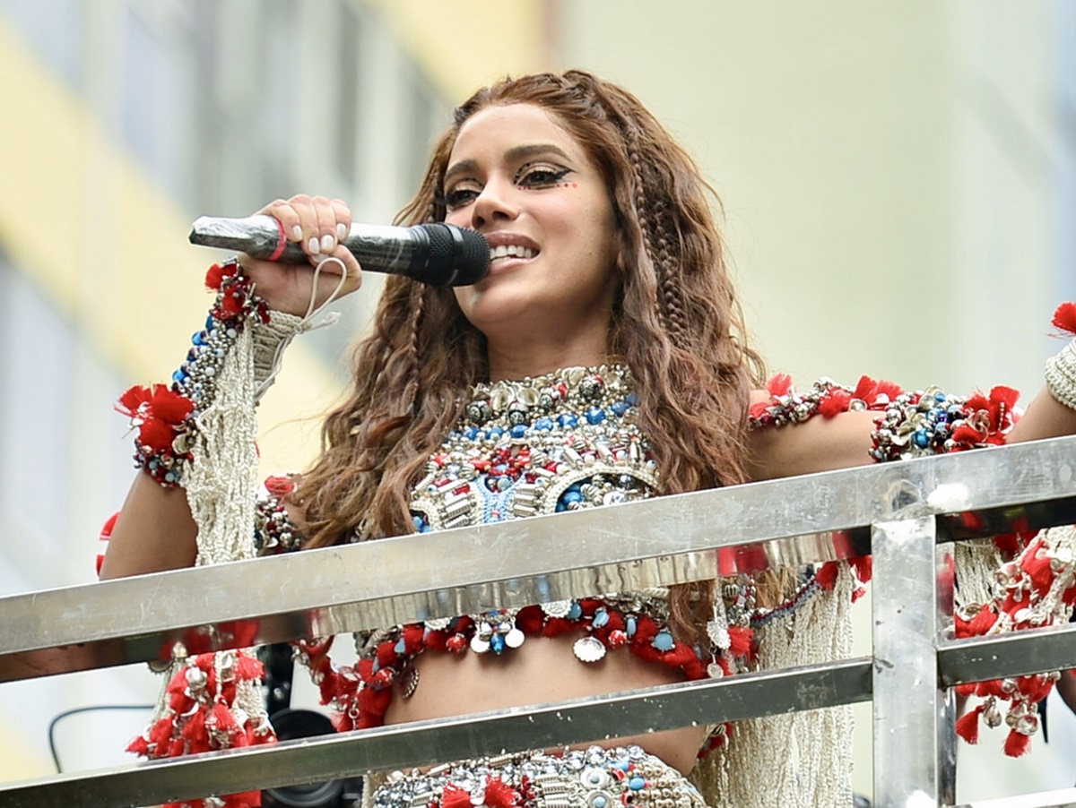 Anitta confirma pausa no namoro e recebe ex-affair Tyler Boyd em bloco no Rio