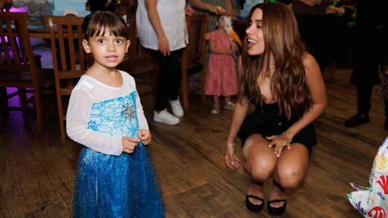 Anitta participa da festa de 3 anos da afilhada Ava em São Paulo
