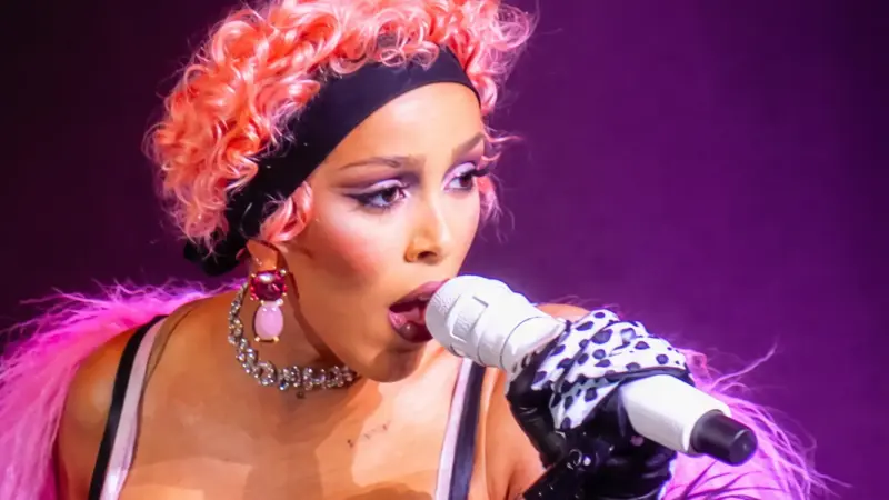 Doja Cat apresenta performance intimista e valoriza voz em show paulistano