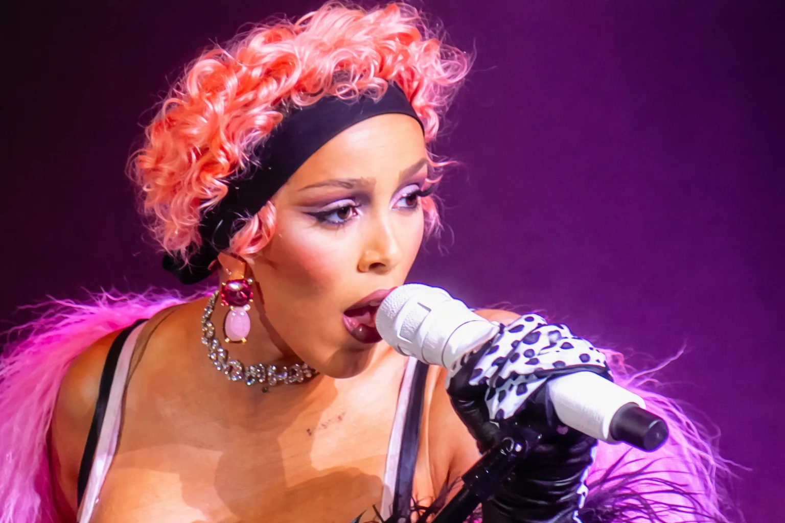 Doja Cat apresenta performance intimista e valoriza voz em show paulistano