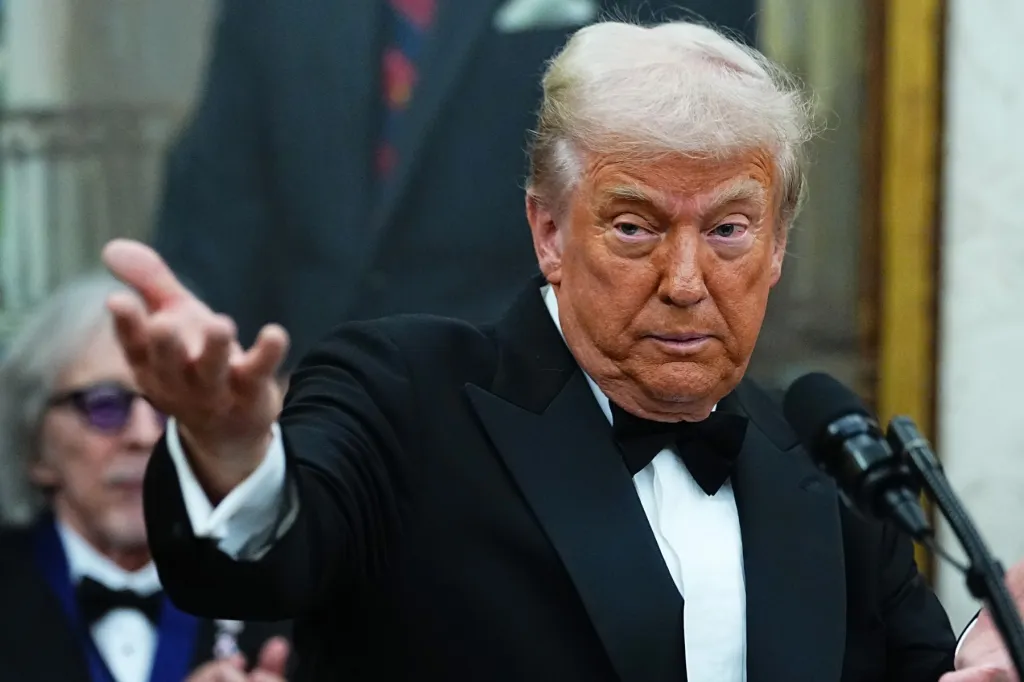 Donald Trump critica o Grammy e ameaça Trevor Noah com processo